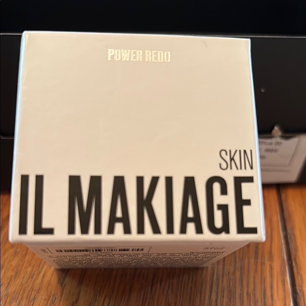 IL MAKIAGE Skin Power Redo in White and Black
